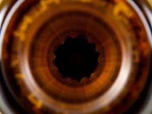 À Quoi Sert le Trou Sous les Bouteilles de Vin ? Un Caviste Répond.
