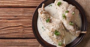 Lapin au vin blanc, crème fraîche et champignons