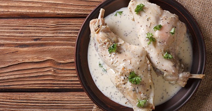 Lapin au vin blanc, crème fraîche et champignons