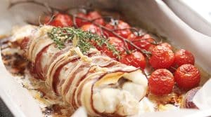 Rôti de Lotte au Lard Fumé, Tomates en Grappes & Échalotes Confites