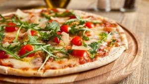 Pizza aux tomates cerises, roquette et mozzarella