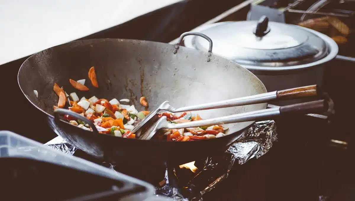 Préparation du curry : cuisson des courgettes et oignon dans une poêle