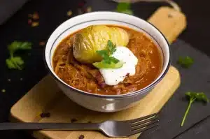 Un curry crémeux au lait de coco mijotant dans une casserole avec des légumes