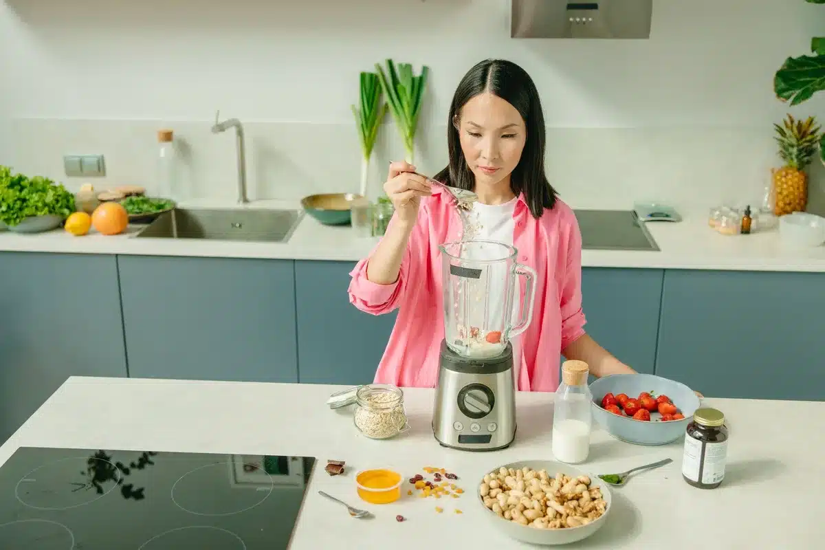 Bol du Thermomix en cours de préparation avec les légumes en cuisson