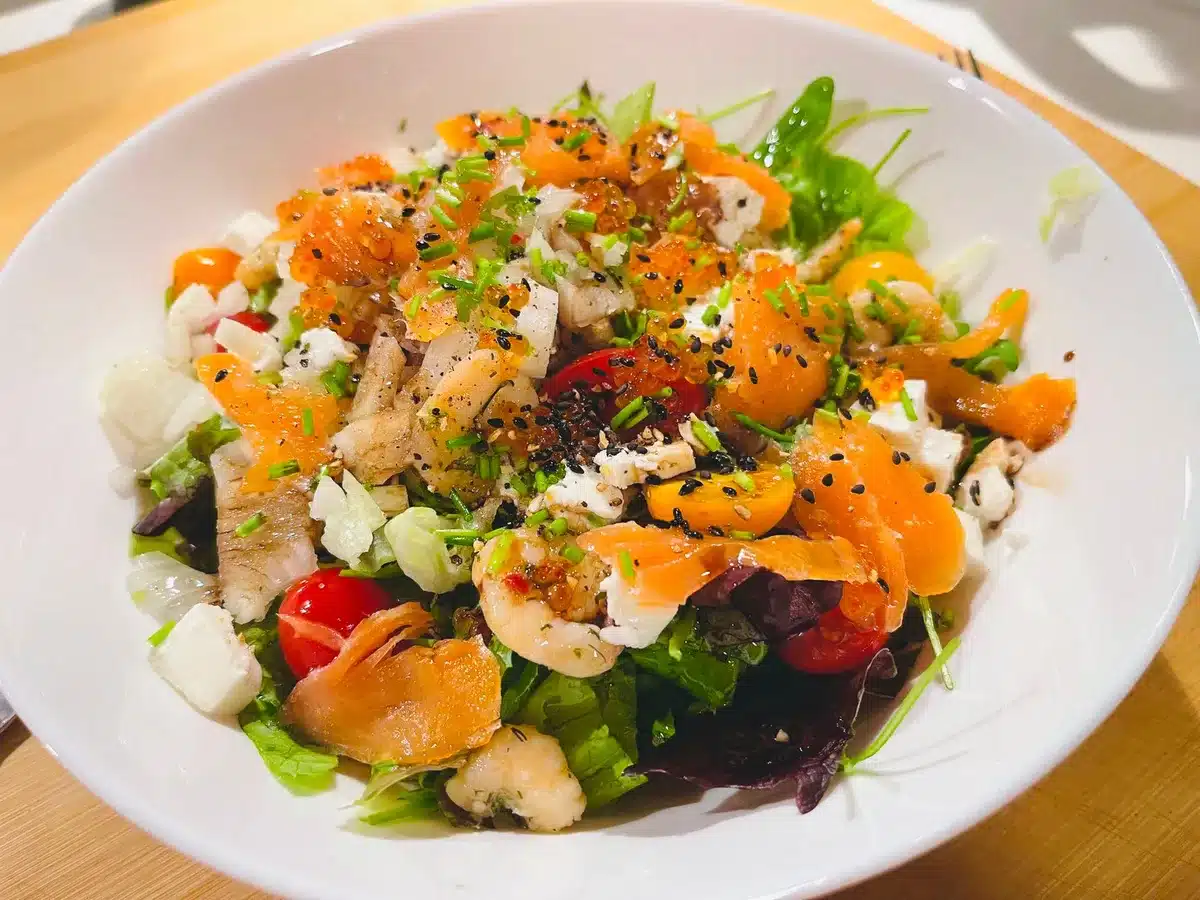 Ingrédients frais pour la bûche : saumon, crevettes, crème fraîche et aneth