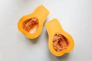 Plat de Parmentier doré au fromage sortant du four avec courge butternut et pommes de terre