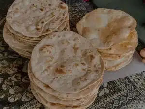 Naans fraîchement cuits, dorés et gonflés, refroidissant sur une surface