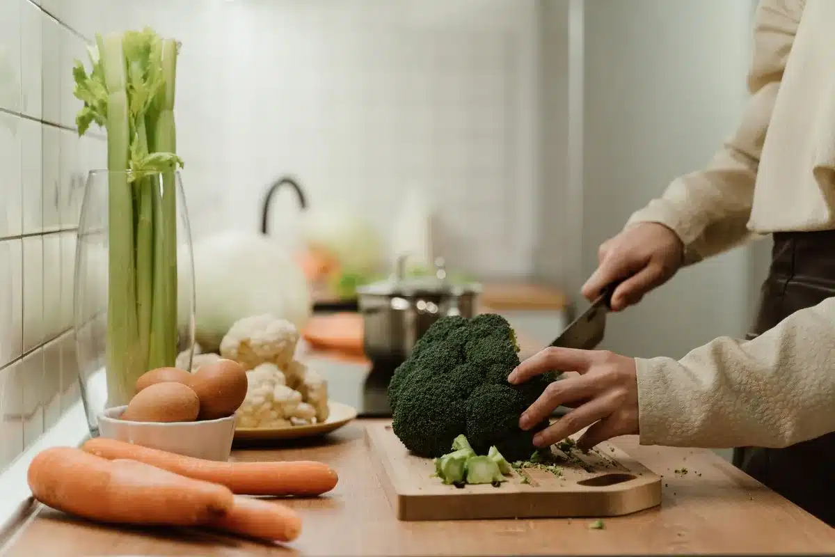 Ingrédients frais : chou-fleur, brocoli, carottes et noisettes prêts à être préparés