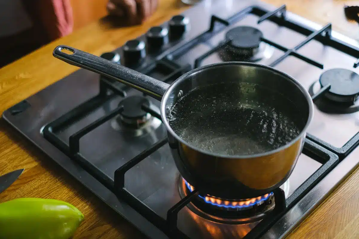 Quinoa cuisant dans une casserole d'eau bouillante