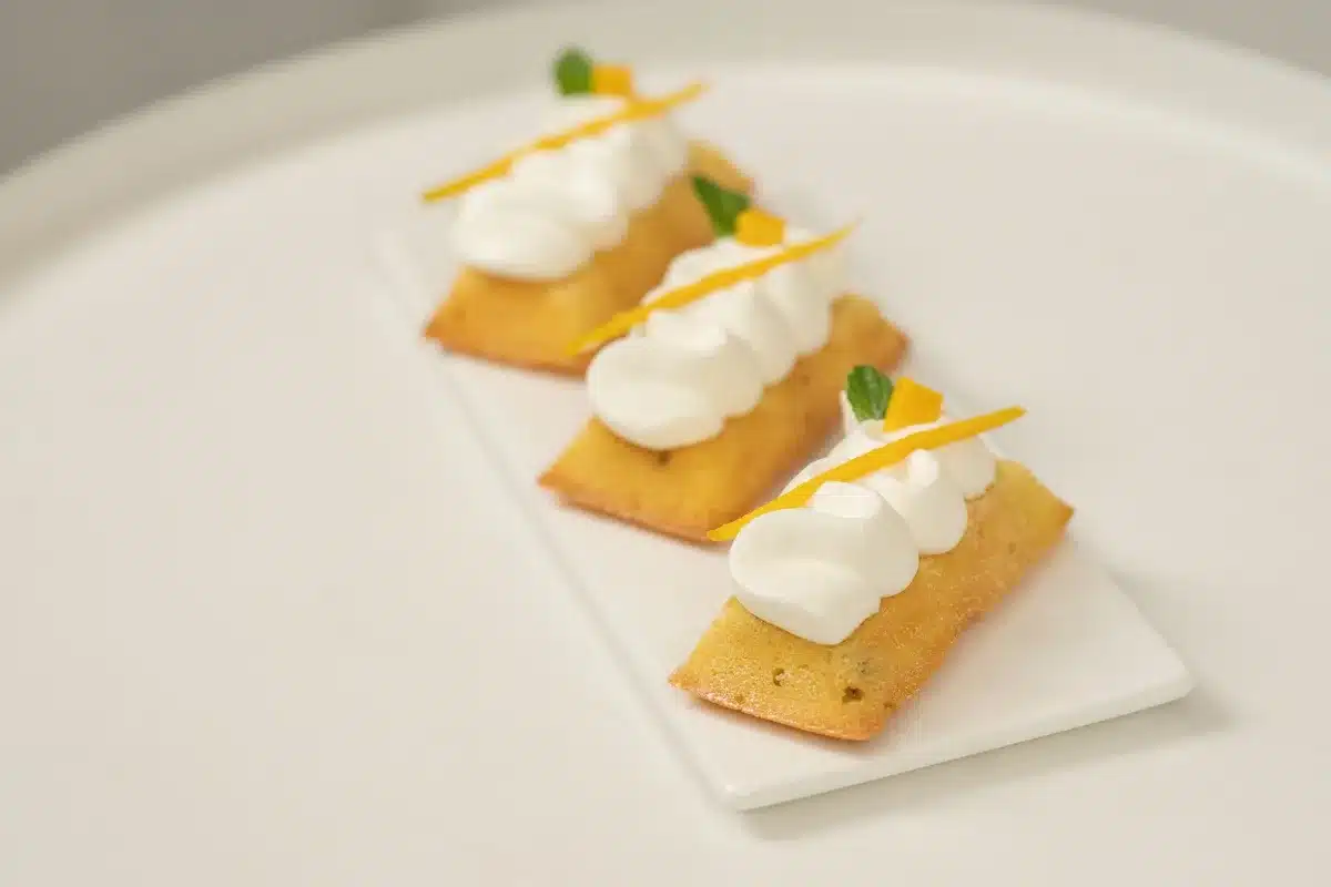 Mini kouglofs au saumon garnis de chantilly et aneth frais