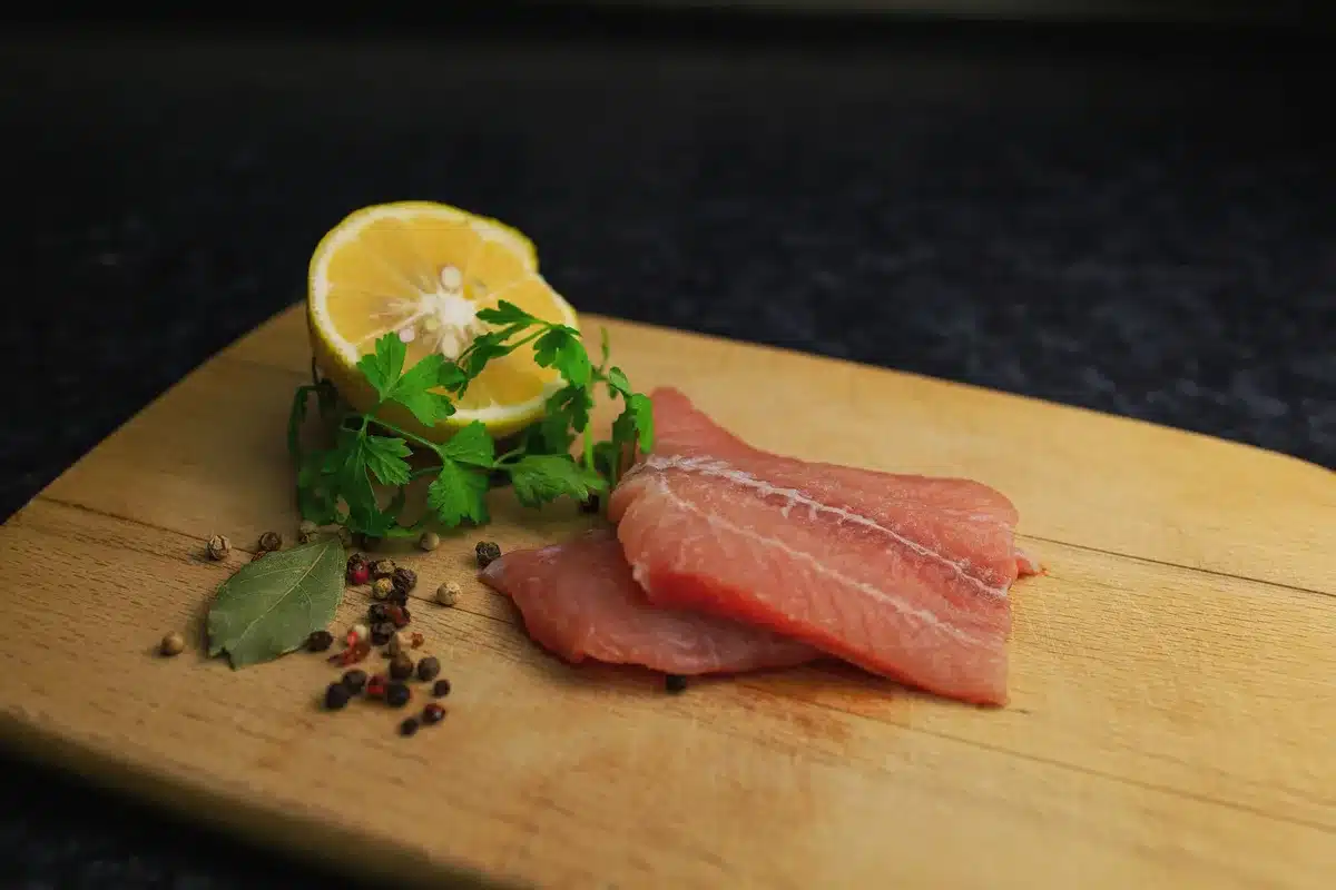 Ingrédients pour les dômes de saumon : saumon fumé, herbes fraîches, citron et œufs de hareng
