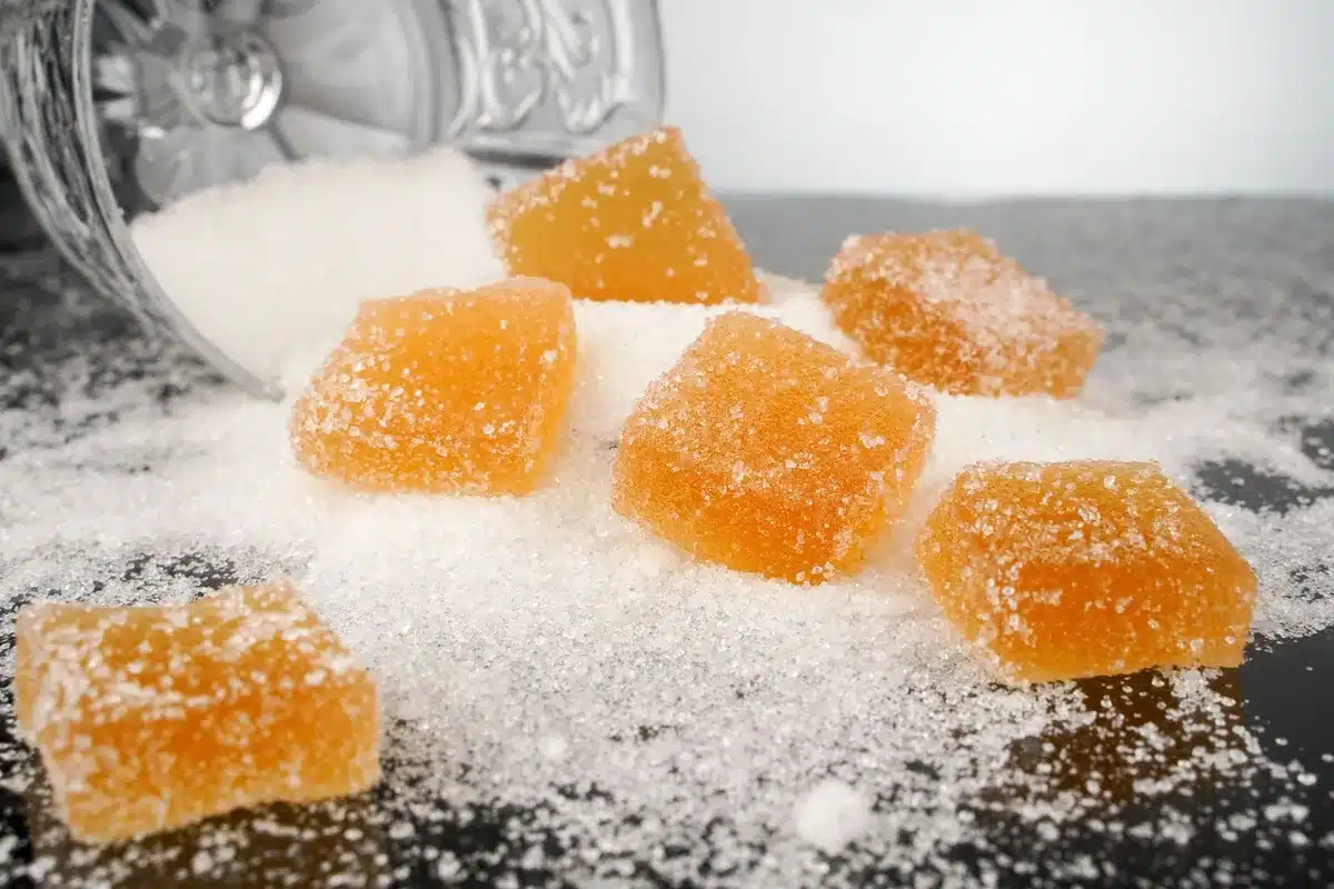 Pâte de groseilles découpée en carrés et enrobée de sucre cristallisé