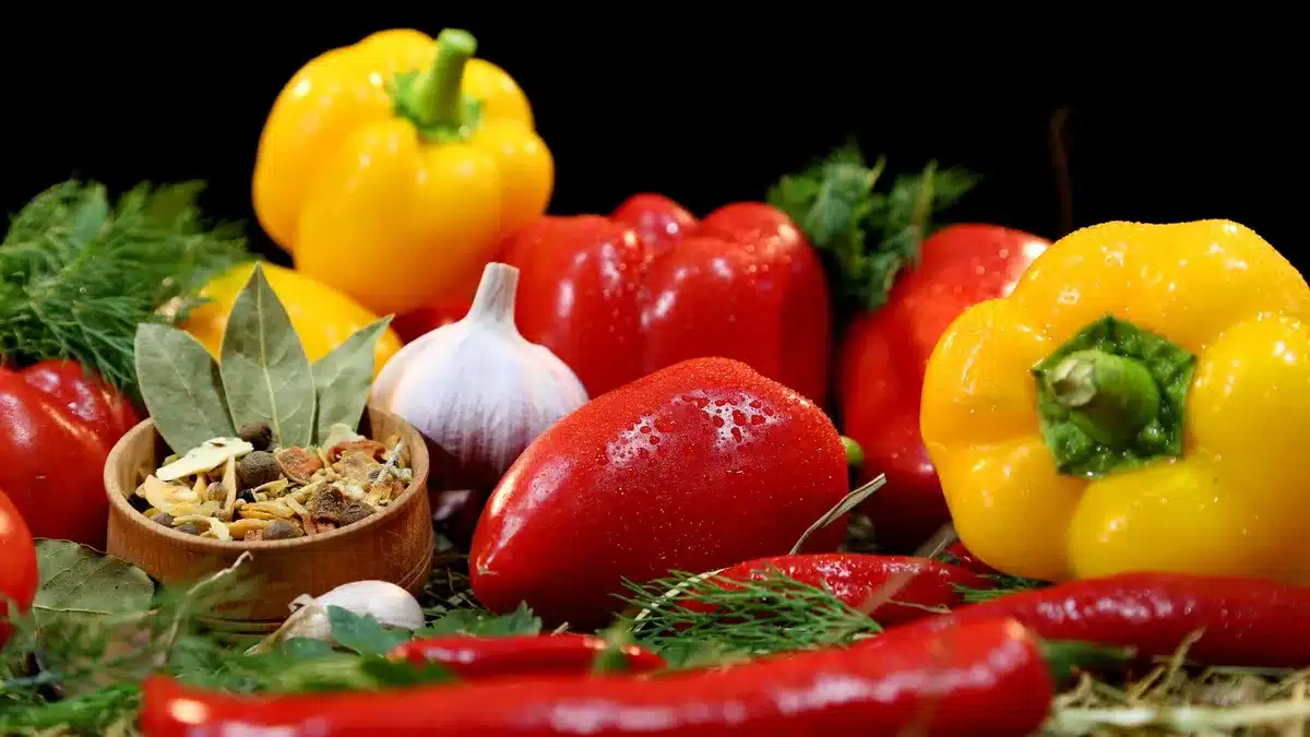 Ingrédients frais pour les antipasti : poivrons rouges, fromage de brebis, ail et herbes aromatiques