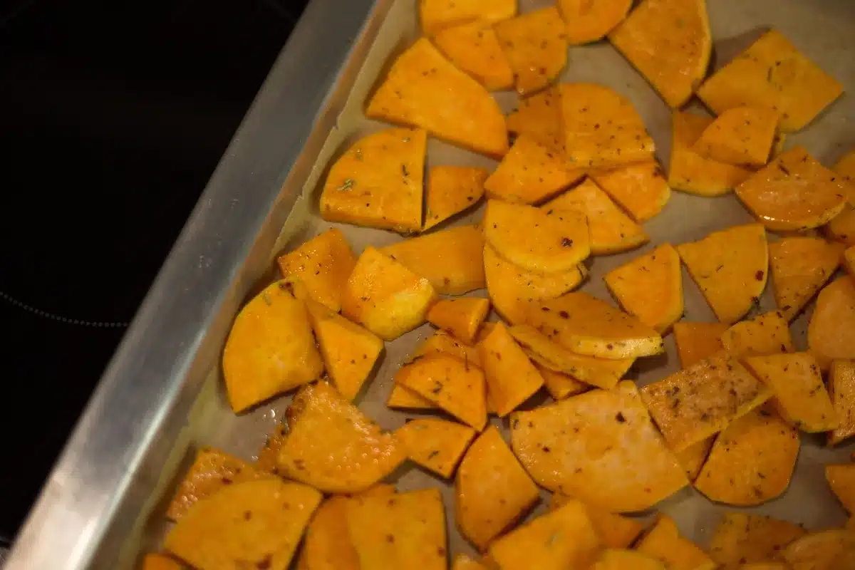 Cubes de patate douce rôtis à l'huile d'olive et aux épices