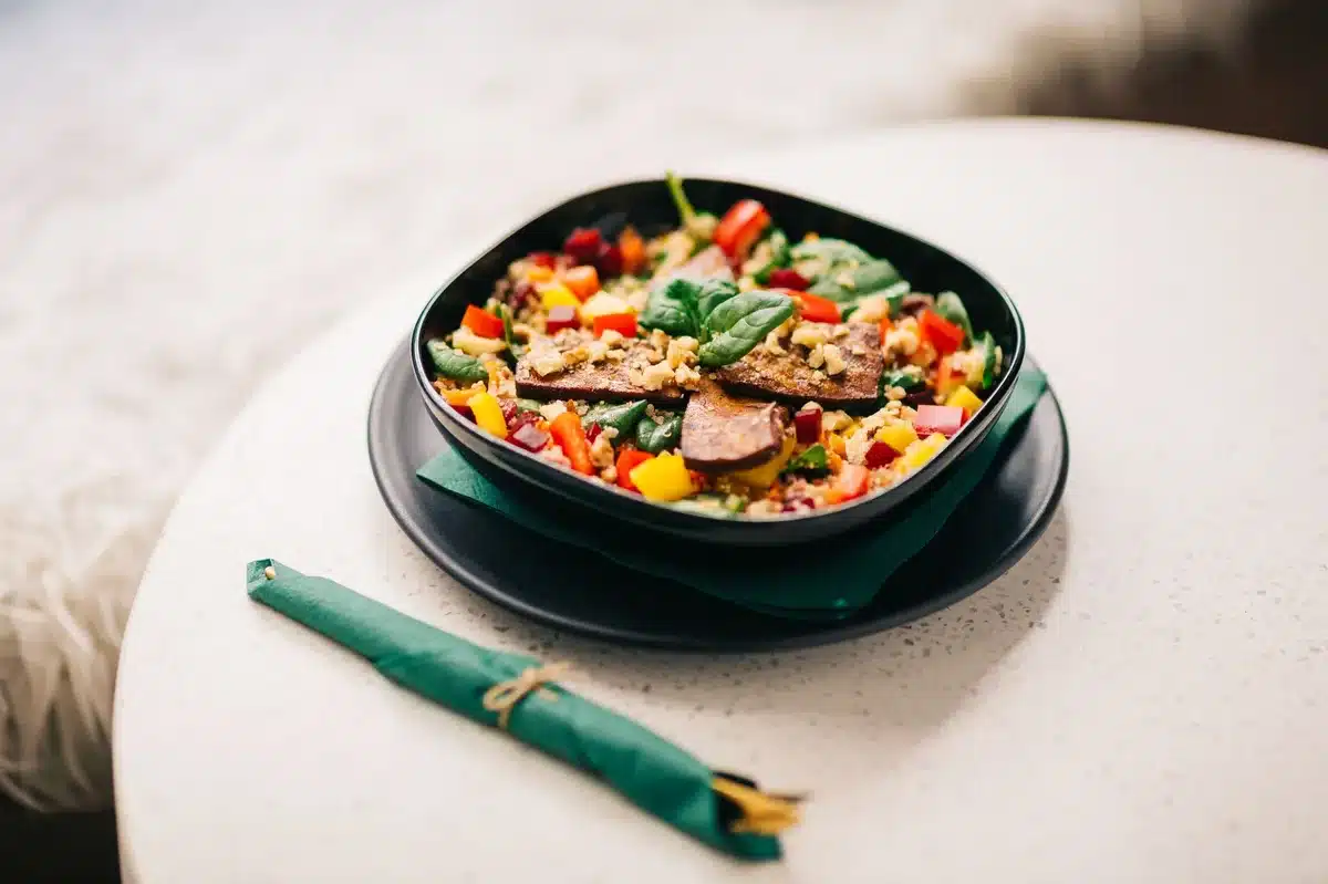 Assiette équilibrée avec légumes variés, protéines et féculents complets