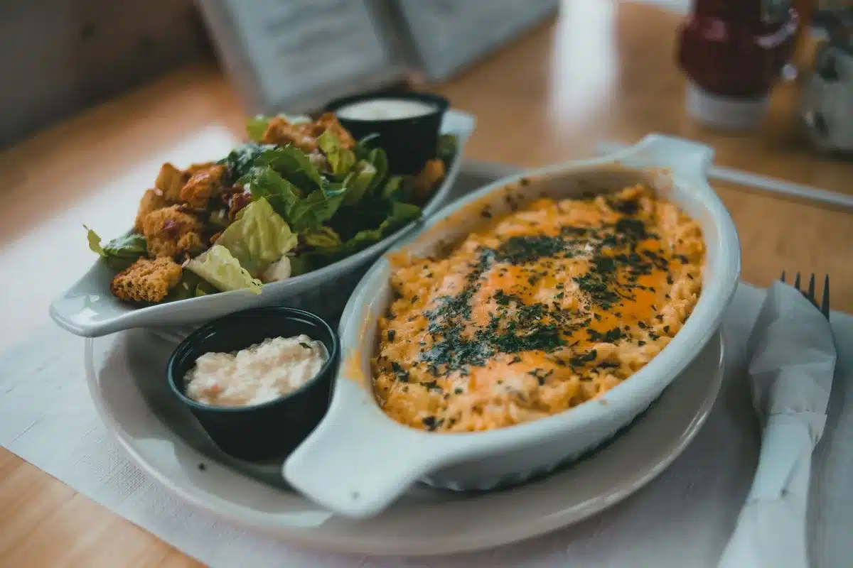 Macaroni au fromage cuit au four avec une croûte dorée et crémeuse