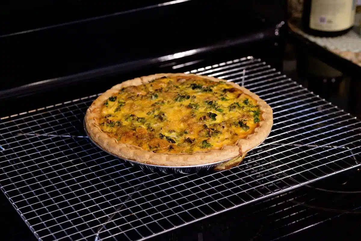 Quiche dorée sortant du four, cuite à point