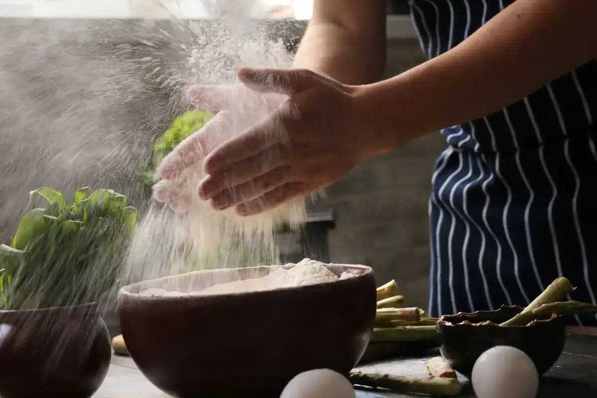Préparation d'une quiche avec des asperges vertes fraîches disposées sur une pâte brisée