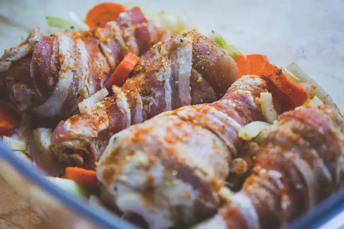 Ingrédients frais pour la recette: pilons de poulet, carottes, oignons et herbes aromatiques