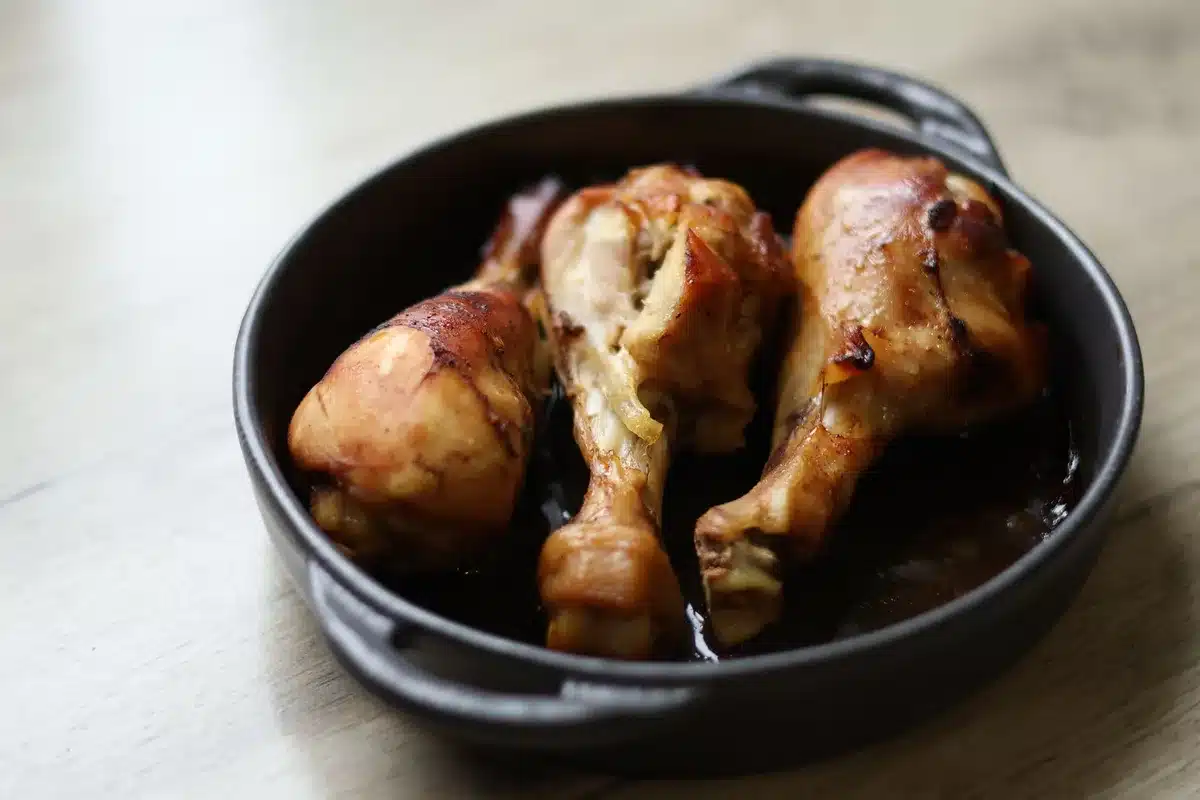 Pilons de poulet dorés et carottes dans un Cookeo avec sauce et herbes aromatiques