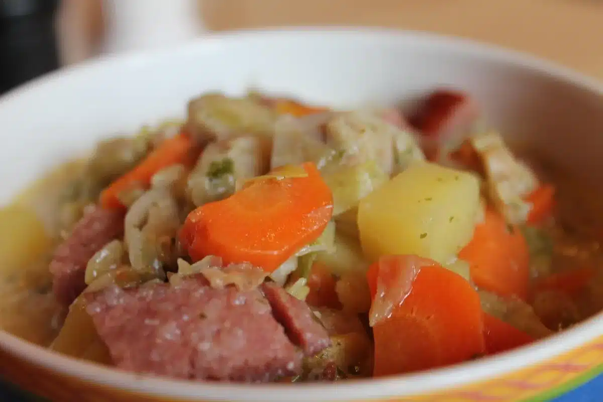 Sauté de dinde avec légumes et champignons dans un plat chaud