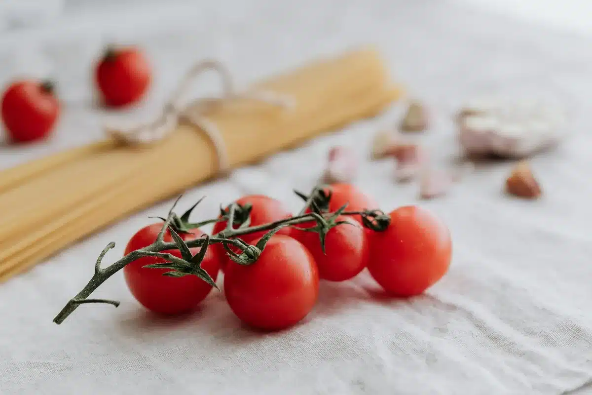 Ingrédients pour pâtes au chorizo : pâtes, chorizo, tomate, oignon, ail et parmesan