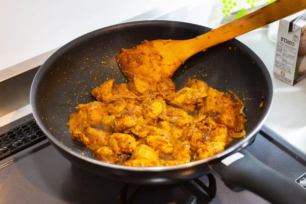 Foie de poulet sauté à la poêle avec herbes et oignon