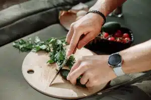 Foie de poulet frais préparé sur une planche à découper avec herbes et huile
