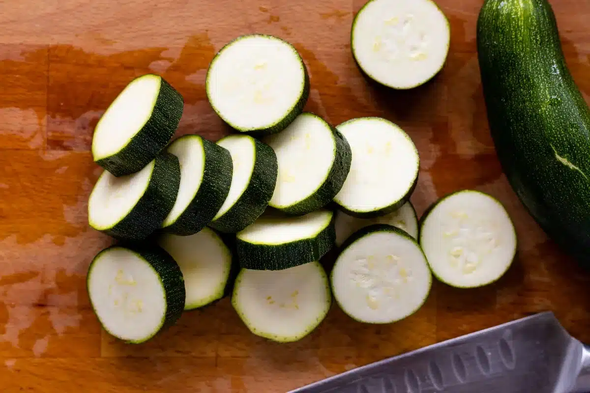 Courgettes et carottes découpées en fines lamelles avec un économe