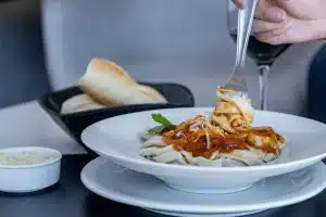 Assiette de tagliatelles au bacon croustillant et tomates séchées avec sauce crémeuse