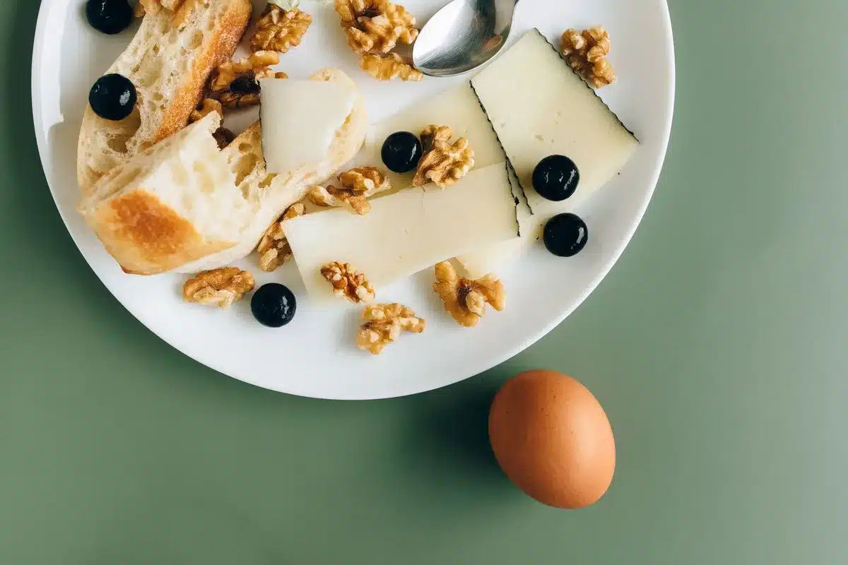 Ingrédients pour la terrine: fromage de chèvre, betteraves, cerneaux de noix et huile de noix