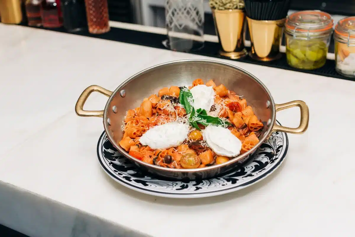 Ingrédients pour les tomates farcies : tomates mûres, ricotta, herbes fraîches et vinaigre balsamique