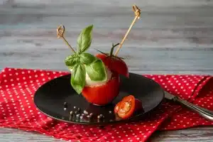 Tomates farcies à la ricotta et herbes fraîches sur planche de bois