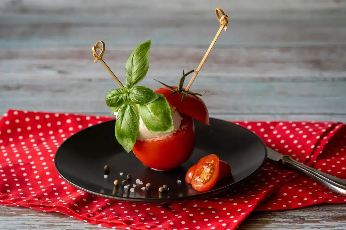Tomates farcies à la ricotta et herbes fraîches sur planche de bois