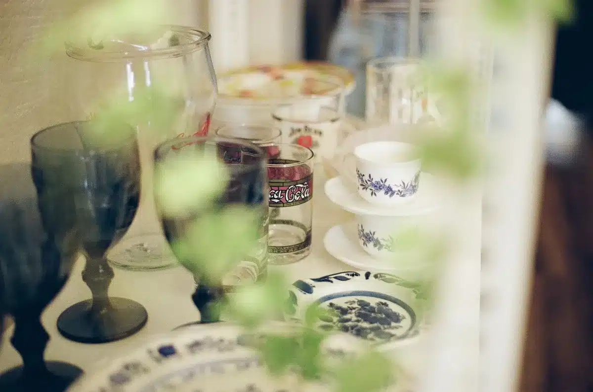 Collection de verres à moutarde vintage colorés remplis de boissons sur une table en bois