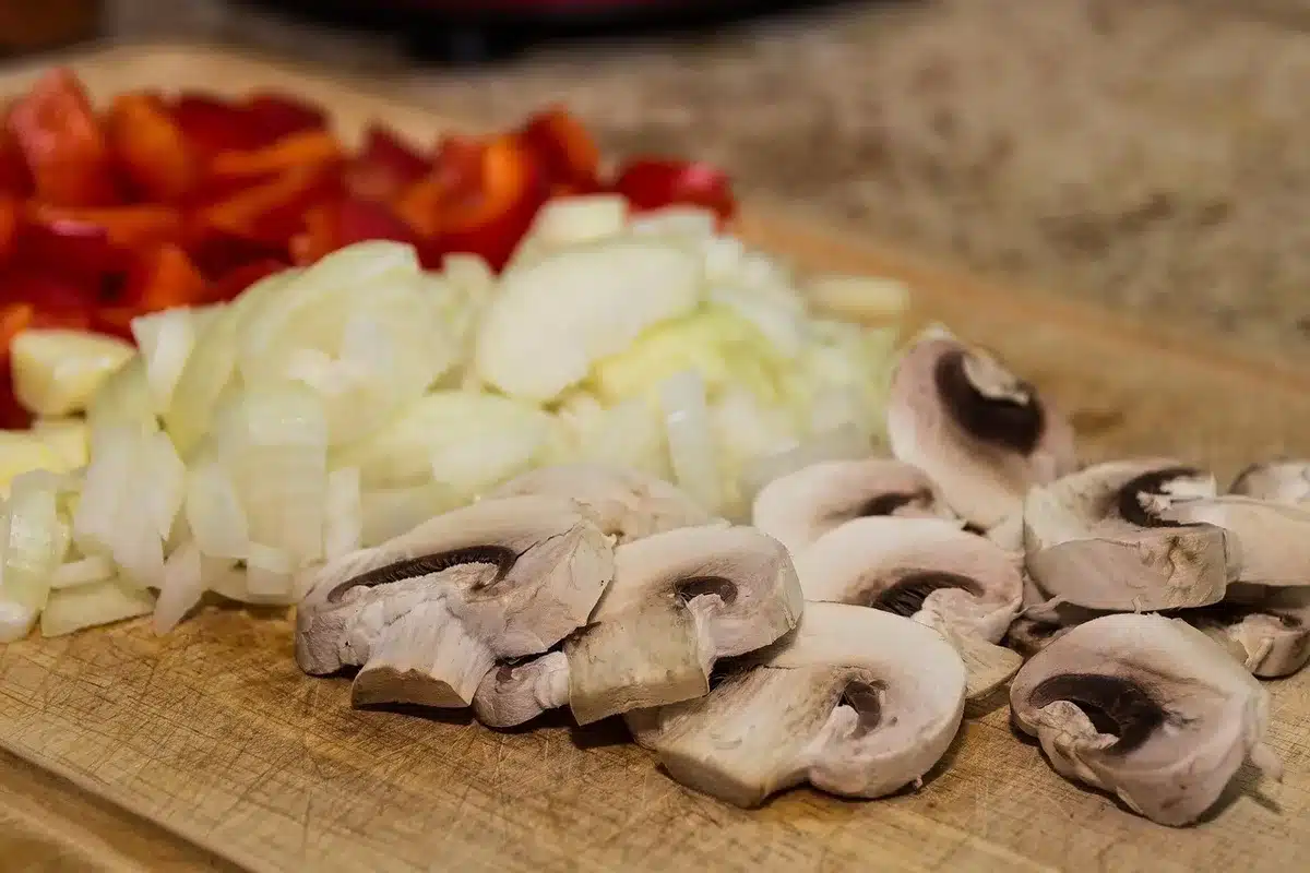 Ingrédients frais préparés: oignon émincé, carottes en rondelles, champignons tranchés