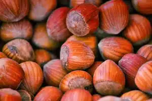 Congélateur organisé avec des conteneurs de légumes, protéines et féculents surgelés bien rangés.