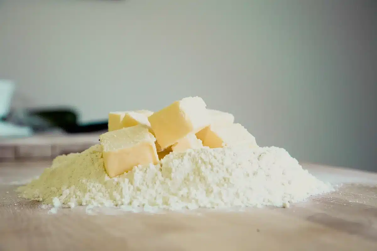 Demi-oignons doux préparés au four avec beurre et assaisonnement