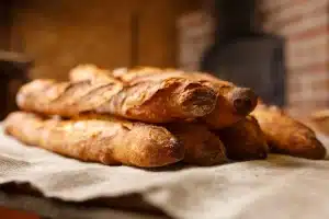 Poichichade aux tomates confites servie sur des tartines grillées avec une touche d'huile d'olive