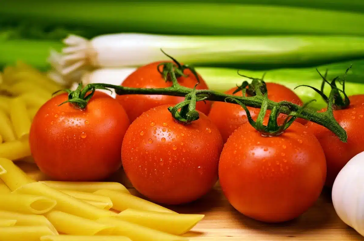 Ingrédients frais: mangue, tomates, oignon et espadon prêts à être préparés