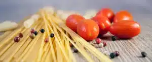 Seiche dorée à la poêle accompagnée de petits pois et tomates, sauce brillante