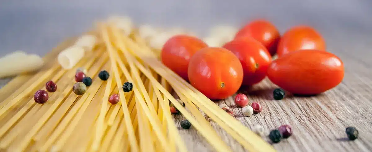 Seiche dorée à la poêle accompagnée de petits pois et tomates, sauce brillante