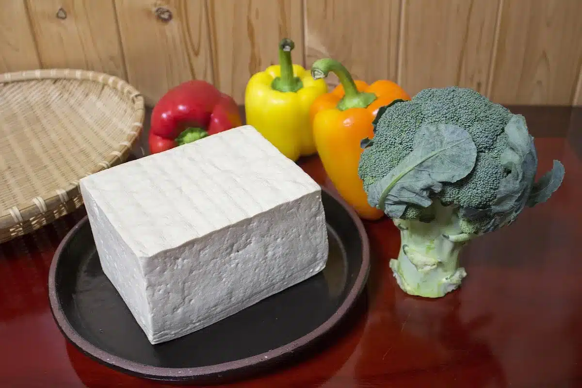 Papillotes de tofu et légumes frais cuites en papier cuisson, sortant du four avec de la vapeur