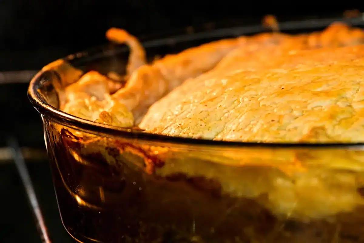 Moussaka dorée à la sortie du four, avec couches d'aubergines et sauce béchamel crémeuse.