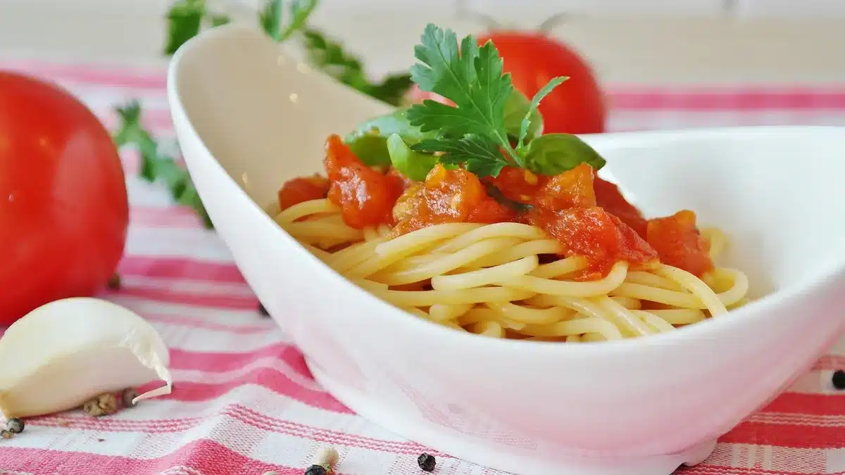 Sauce crémeuse enrobant les pâtes, créée naturellement par l'amidon