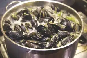 Pâtes et sauce cuisant ensemble dans une seule poêle sur la cuisinière