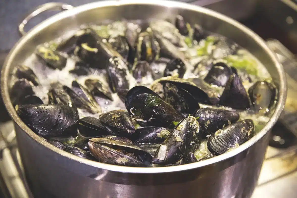 Pâtes et sauce cuisant ensemble dans une seule poêle sur la cuisinière