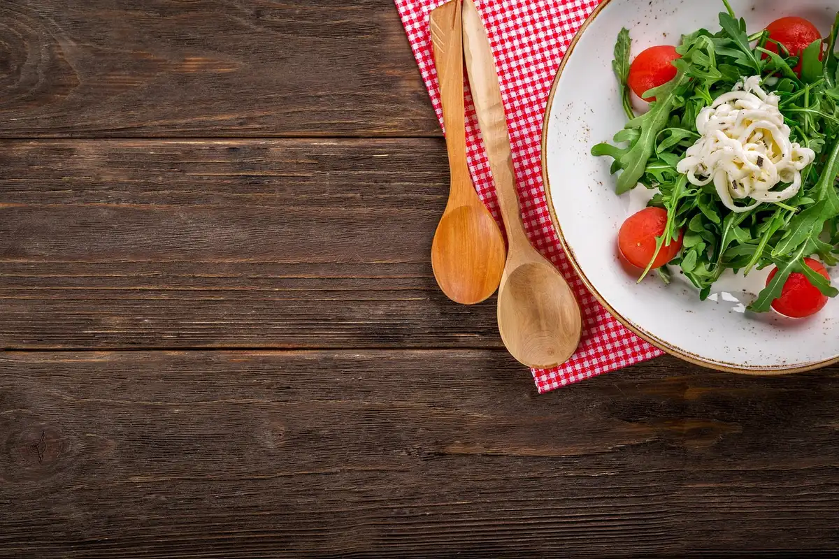 Plat chaud avec mozzarella enroulée de jambon sur les tomates rôties