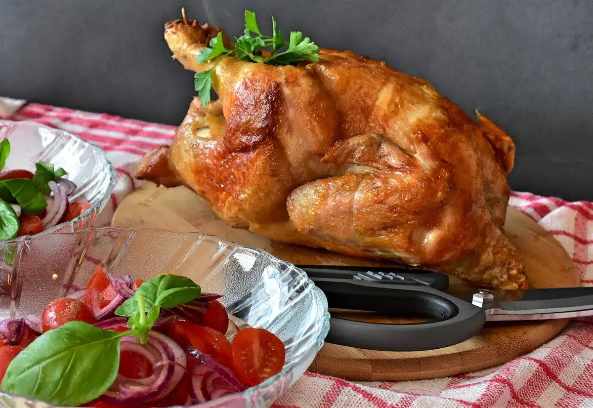 Préparation du poulet tandoori mariné dans un mélange de yaourt et d'épices