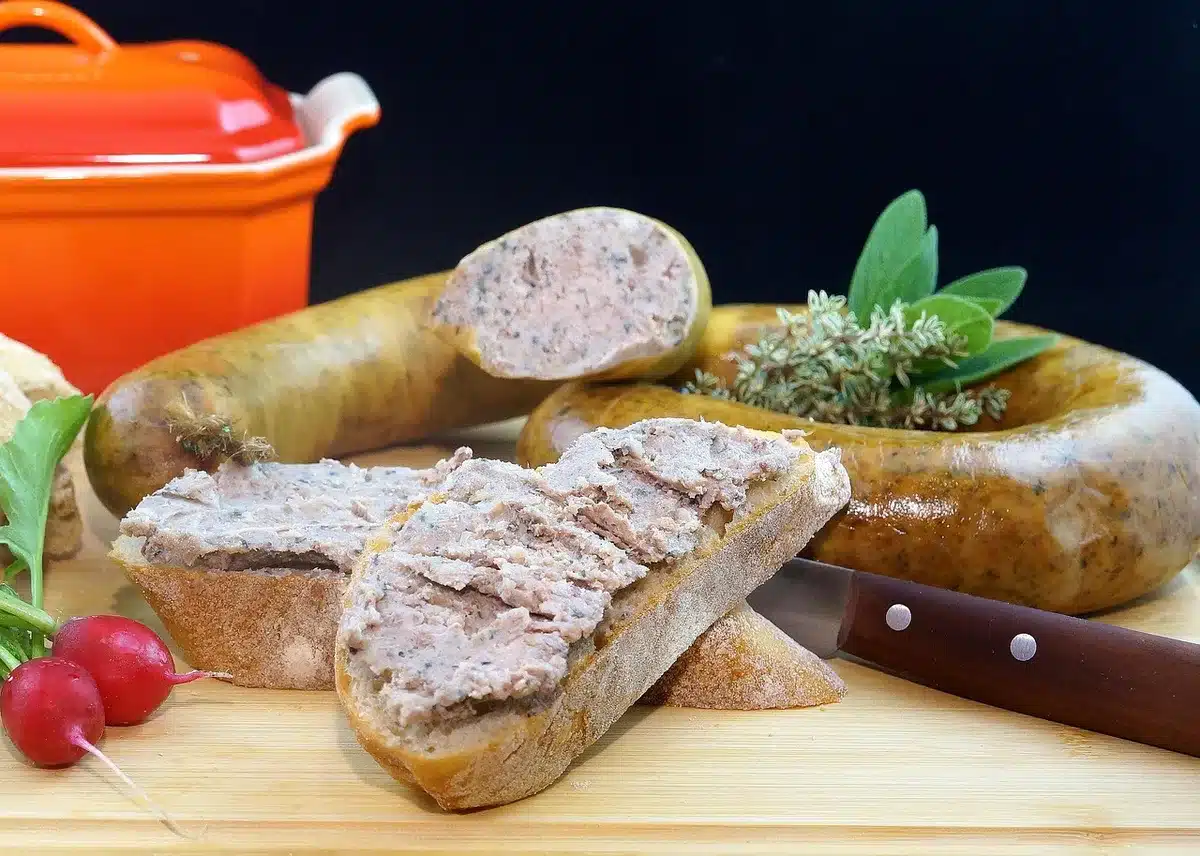 Ingrédients pour le lapin au vin rouge : lapin, carottes, champignons, oignon et vin rouge